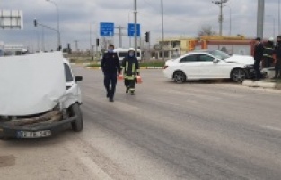İki otomobil çarpıştı: 2 yaralı