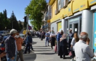 Kısıtlama sonrası PTT önünde kuyruk oluştu