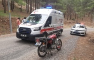Motosiklet şarampole yuvarlandı: 2 yaralı