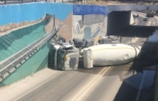 Alt geçitte beton mikseri devrildi, sürücü yaralandı