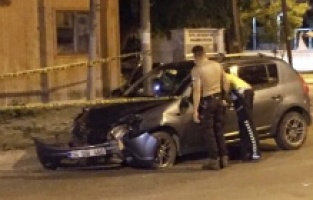 Kaldırıma çıkarak takla atan otomobilin sürücüsü yaralandı