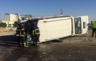 Minibüs kaldırıma çapıp devrildi: 5 yaralı