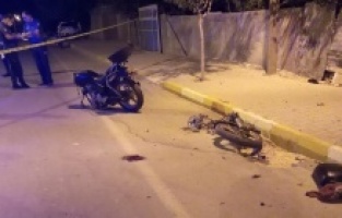 Motosiklet elektrik direğine çarparak parçalandı: 1 ölü
