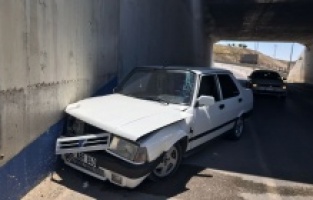Otomobil alt geçit duvarına çarptı: 1 yaralı