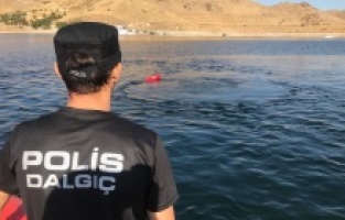 Serinlemek için girdiği barajda boğuldu