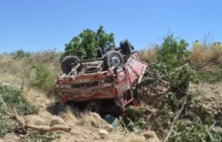 Tekeri patlayan kamyonet takla attı