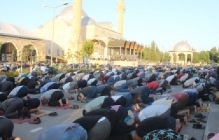 Adıyaman'da binlerce kişi bayram namazı için saf tuttu