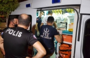 'Ayağını üst üste atma' kavgası: 2 yaralı