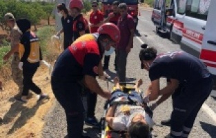 Devrilen araçtaki 4 kişi yaralandı