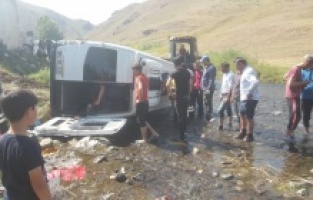 Düğün yolunda feci kaza: 2'si ağır 13 yaralı