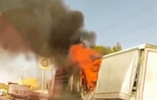 Kimyasal madde yüklü tır alev alev yandı
