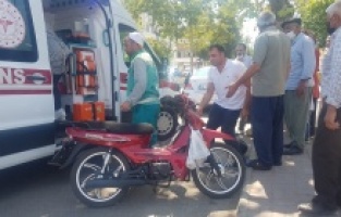 Motosiklet ile otomobil çarpıştı: 3 yaralı