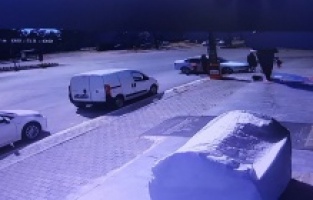 Otomobil kaldırımdaki yayaların arasına daldı