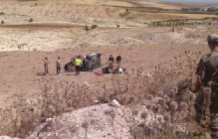 Otomobil refüje çarpıp tarlaya yuvarlandı: 1 ölü, 3 yaralı