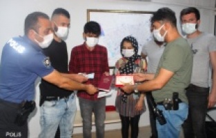 Polisin dikkati yeni evlenen Afganlı çifti sevince boğdu