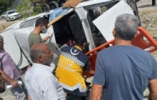 Şarampole yuvarlanan otomobilde bulunan 2 kişi yaralandı