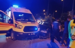 Ambulans ile otomobil çarpıştı: 3 yaralı