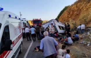 Düğün yolunda feci kaza: 3'ü ağır, 13 yaralı