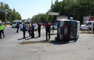 Hasta taşıyan ambulans ile minibüs çarpıştı
