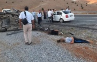 İki otomobil kafa kafaya çarpıştı: 3 ölü, 4 yaralı