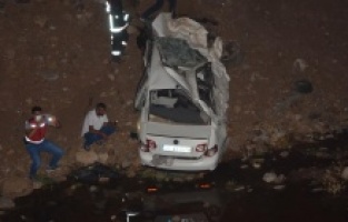 Araç köprüden aşağı düştü: 2 ölü, 1 yaralı
