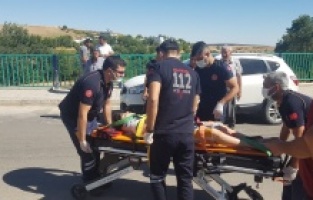 Dönüşü alamayan bisikletteki 2 kişi düşerek yaralandı