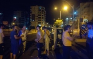 Hafif ticari araç ile minibüs çarpıştı: 2 yaralı