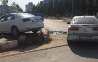 Kavşakta 2 otomobil çarpıştı: 1 yaralı