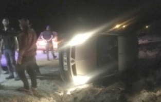 Kontrolden çıkan hafif ticari araç devrildi