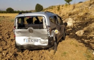 Otomobil hafif ticari araca arkadan çarptı: 1 Yaralı