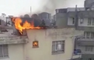 4 katlı binanın çatısı alev alev yandı