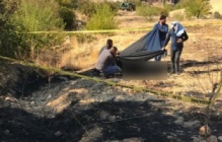 Anız yangınında yanarak öldü