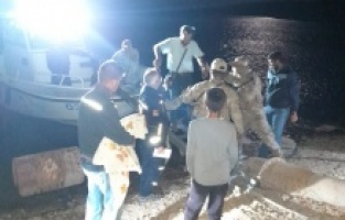 Baraj ortasındaki adada mahsur kalan öğretmen kurtarıldı