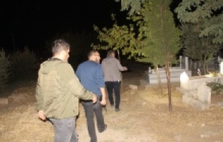 Ekipler gece yarısı mezarlıkta 'Bebek' aradı