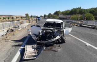 Hurdaya dönen otomobildeki 4 kişi yaralandı