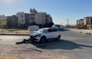 İki otomobil çarpıştı: 1 yaralı