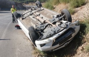 Kontrolden çıkan otomobil takla attı