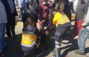 Minibüs yayalara çarptı: 2 yaralı