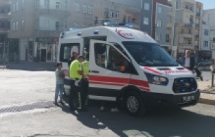 Otomobile çarpmamak için motosikleti devirdi: 2 yaralı