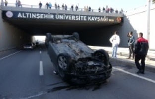 Bariyerlere çarpan araç takla attı: 1 yaralı