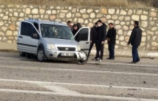 Hafif ticari araç ile yolcu minibüsü çarpıştı: 1 yaralı