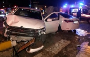 İki otomobil çarpıştı: 3 yaralı