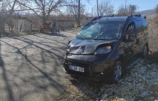 Motosiklet ile hafif ticari araç çarpıştı: 1'i ağır 3 yaralı