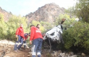 Yoldan çıktı, 350 metrelik uçurumdan yuvarlandı: 1 ölü