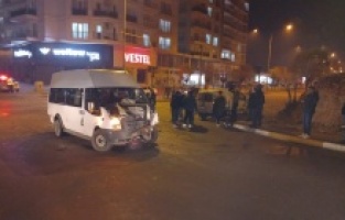 Hafif ticari araç ile minibüs çarpıştı: 2 yaralı