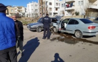 İki otomobil çarpıştı: 2 yaralı