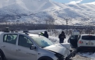İki otomobil kafa kafaya çarpıştı: 9 yaralı