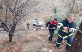 Kontrolden çıkan otomobil tarlaya yuvarlandı: 4 yaralı