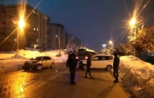 Otomobil ile hafif ticari araç çarpıştı: 2 yaralı