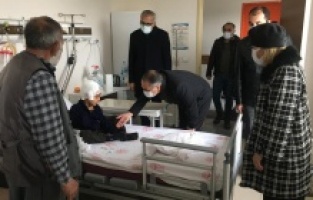 Vali Çuhadar, köpek saldırısına uğrayan çocuğu ziyaret etti